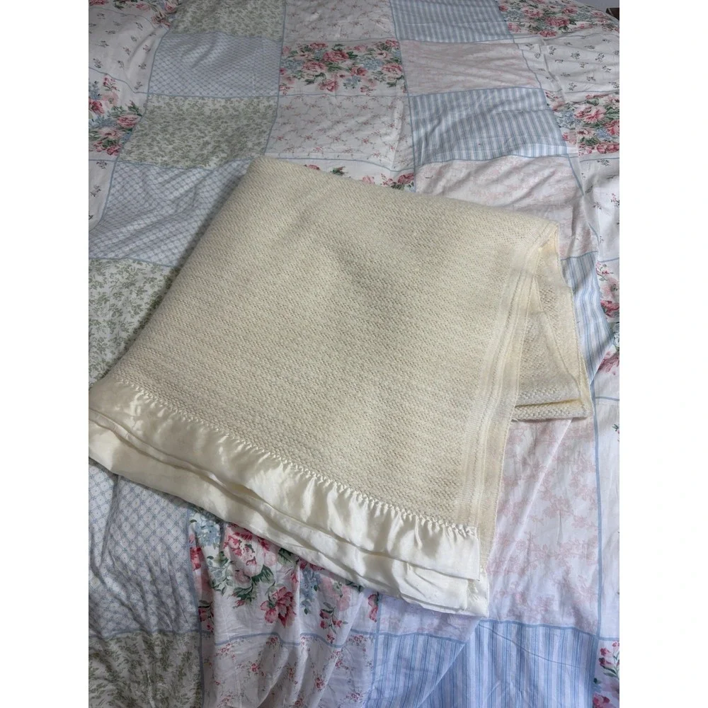 Vintage‎ Medium Creme Blanket Acrylic Satin Trim Made in USA 88